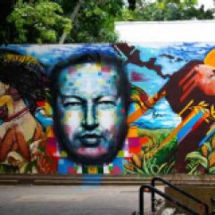 El mural en la plaza Armando Reverón es un homenaje al Comandante Hugo Chávez, y fue realizado por el artista colombiano Nikolay Shamaniko en 2013